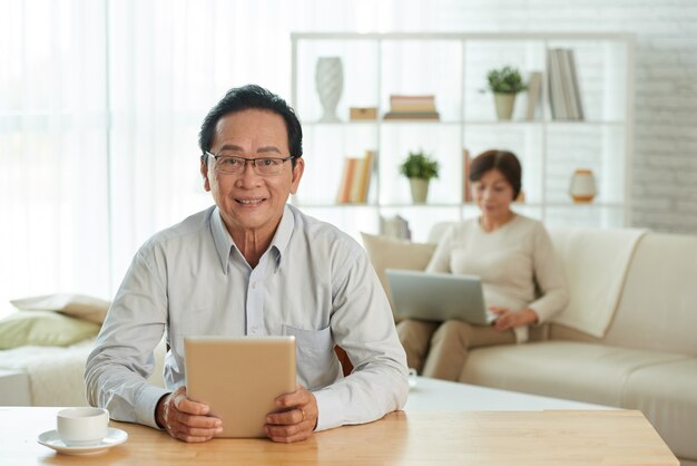 デジタルタブレットで年配の男性