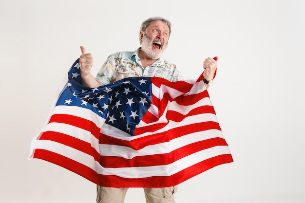 Free photo senior man with the flag of united states of america