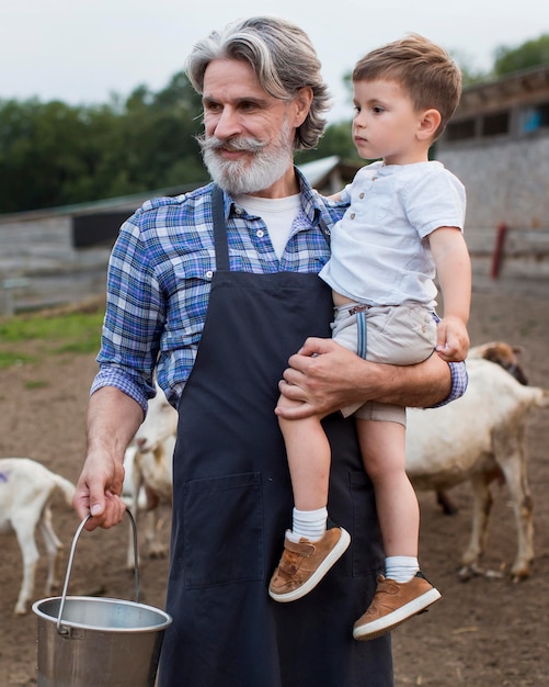 農場で孫と年配の男性