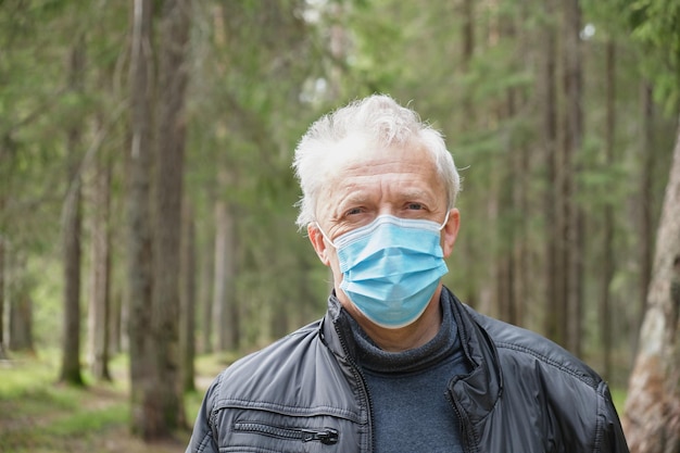 保護​フェイスマスクヘルスケア​の​概念​を​持つ​年配​の​男性