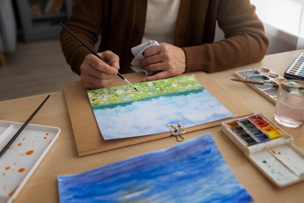 彼の芸術に水彩を使用する上級画家