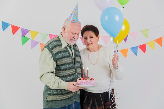 無料写真 高齢者の誕生日を祝う