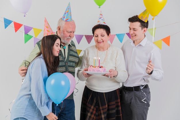 高齢者の誕生日を祝う