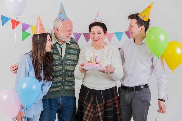 高齢者の誕生日を祝う