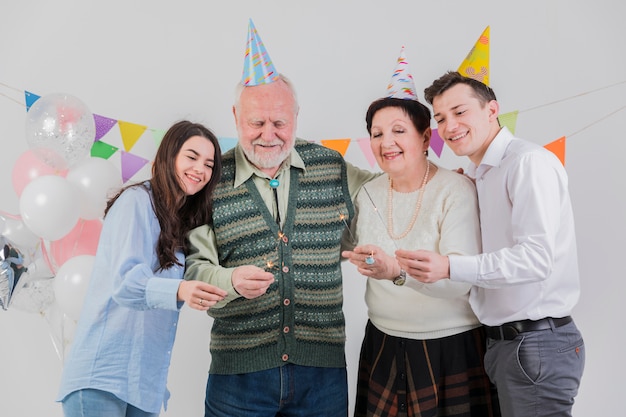 Persone anziane che festeggiano il compleanno