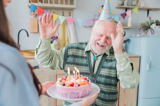 高齢者の誕生日を祝う