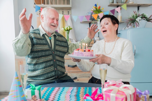 高齢者の誕生日を祝う