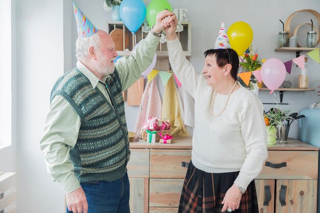 무료 사진 생일을 축 하하는 고위 사람들