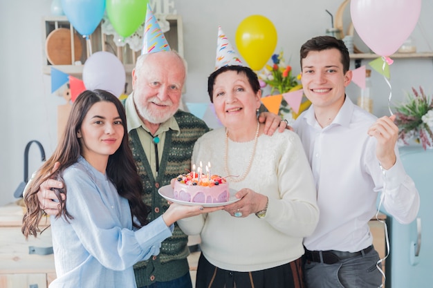 무료 사진 생일을 축 하하는 고위 사람들