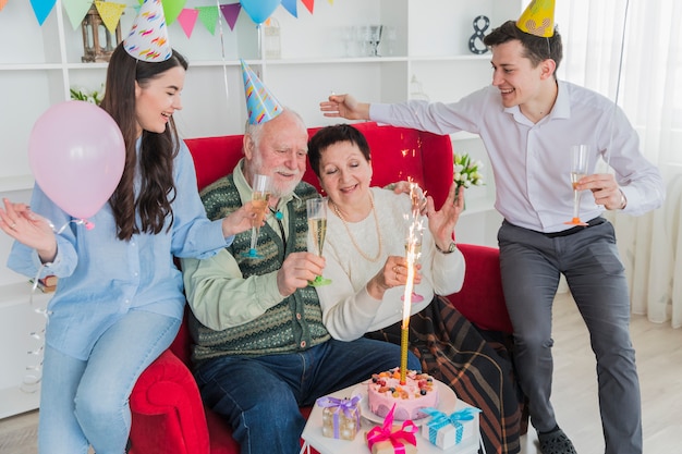 Foto gratuita persone anziane che festeggiano il compleanno