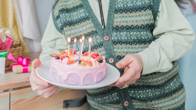 高齢者の誕生日を祝う