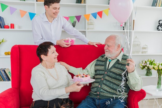 高齢者の誕生日を祝う