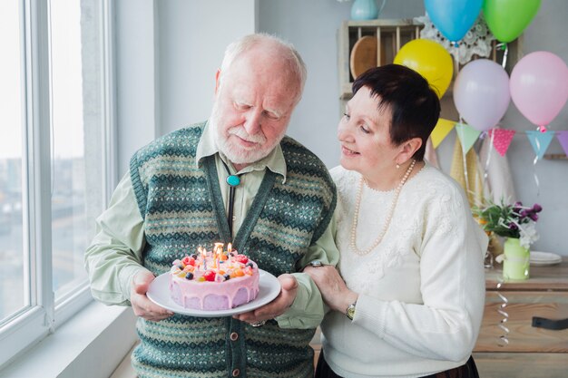 高齢者の誕生日を祝う