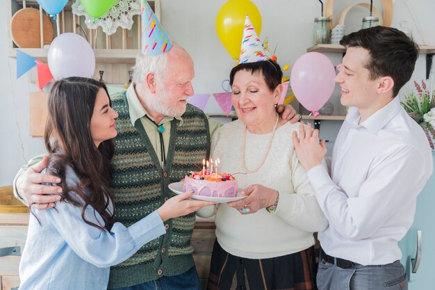 무료 사진 생일을 축 하하는 고위 사람들