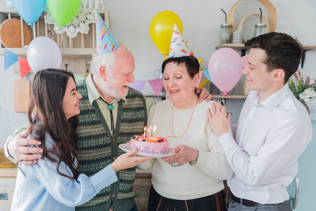 무료 사진 생일을 축 하하는 고위 사람들