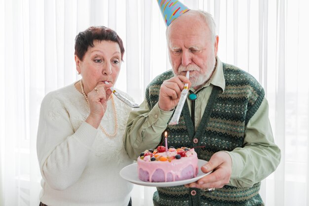 Foto gratuita persone anziane che festeggiano il compleanno