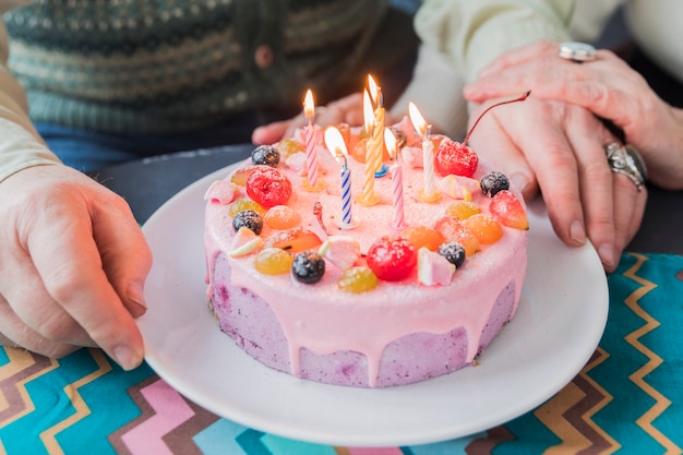 Persone anziane che festeggiano il compleanno