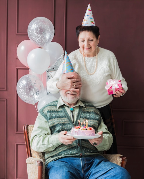 무료 사진 생일을 축 하하는 고위 사람들