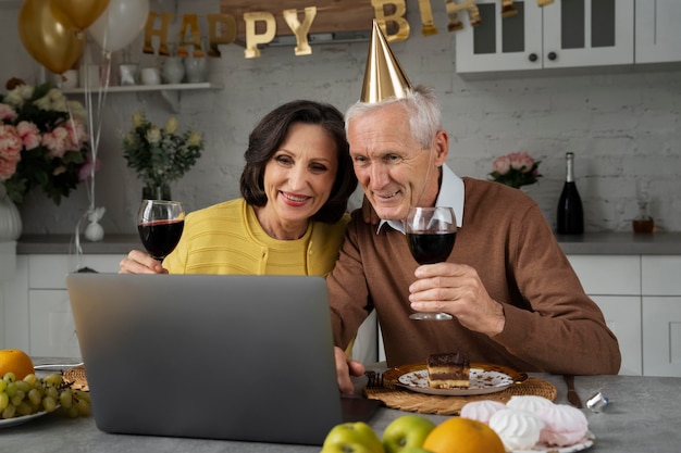 Foto gratuita persone anziane che festeggiano insieme colpo medio