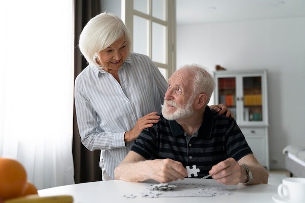 Foto gratuita persone anziane che affrontano la malattia di alzheimer