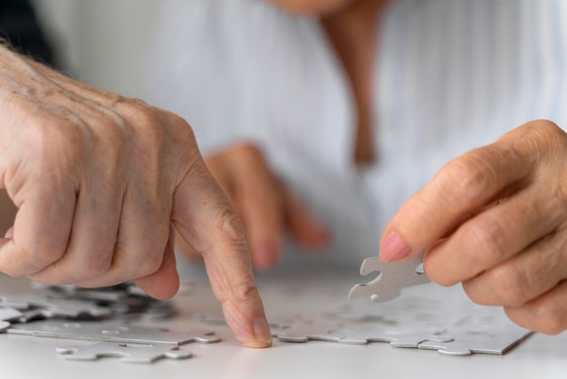 Foto gratuita persone anziane che affrontano la malattia di alzheimer