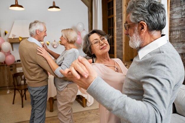 パーティーで踊るお年寄り