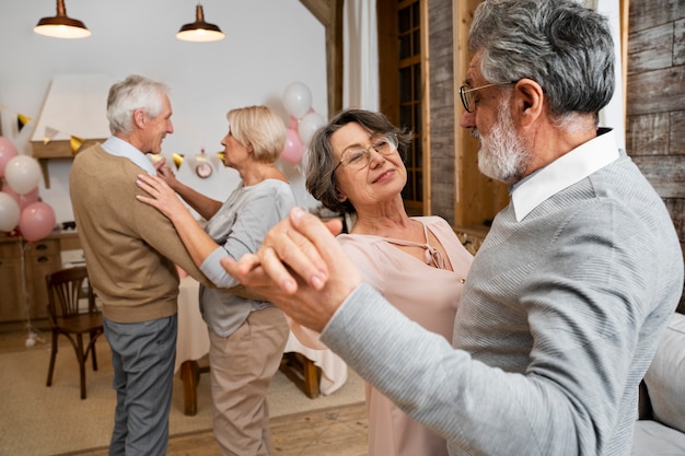 Старшие люди танцуют на вечеринке
