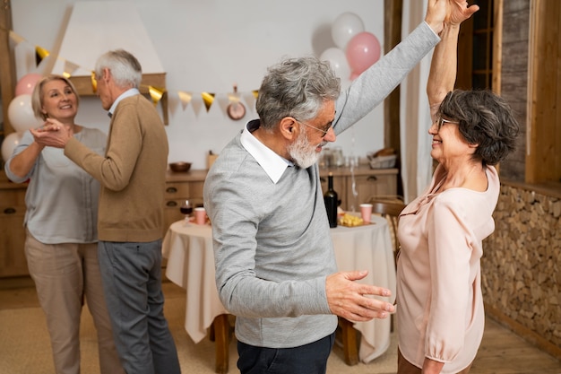 파티에서 춤을 추는 노인들