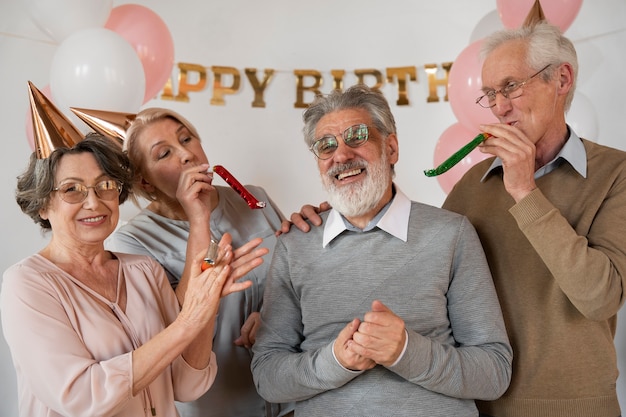 Foto gratuita persone anziane che si divertono alla festa