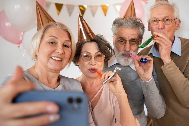 Старшие люди веселятся на вечеринке
