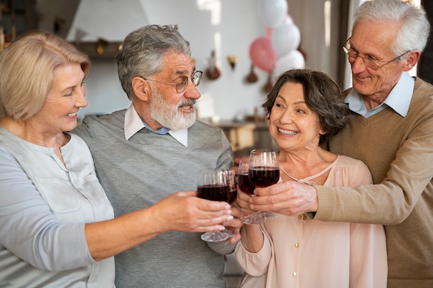 Foto gratuita persone anziane che si divertono alla festa