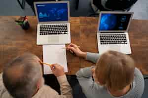 Foto gratuita persone anziane a scuola durante le lezioni con il computer portatile