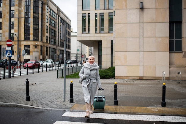 Foto gratuita persona anziana che viaggia da sola