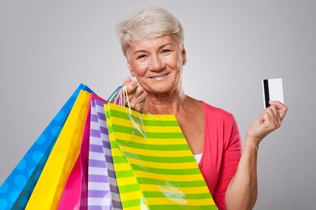 Foto gratuita donna maggiore che paga sempre per lo shopping con carta di credito