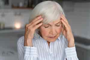 Foto gratuita donna anziana alle prese con la malattia di alzheimer