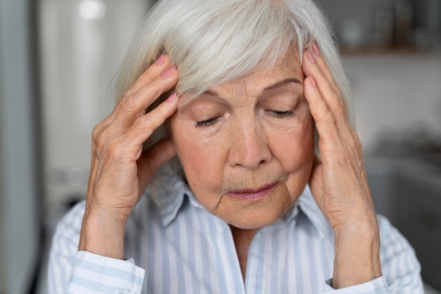 Donna anziana alle prese con la malattia di alzheimer