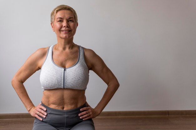 屋内で運動をしている年配の女性