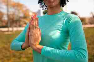 Foto gratuita donna maggiore che fa yoga all'aperto nel parco