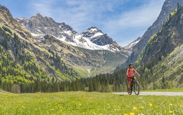 전기 mountainbike에 고위 여자