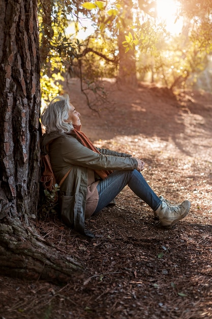 Foto gratuita senior donna godendo di un'escursione nella natura