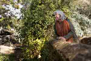 Foto gratuita senior donna godendo di un'escursione nella natura