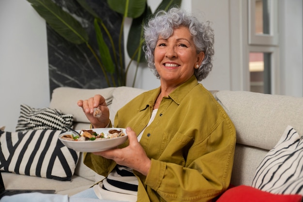 Foto gratuita senior donna godendo di un piatto di fichi fatti in casa