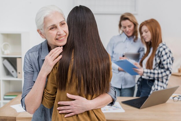 그녀의 친구를 포옹하는 고위 여자