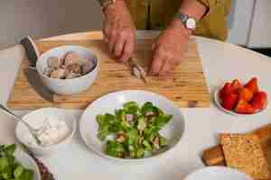 Foto gratuita senior donna che fa il piatto con i fichi in cucina