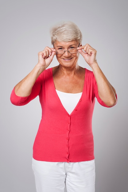 Foto gratuita la donna senior ha bisogno di nuovi occhiali