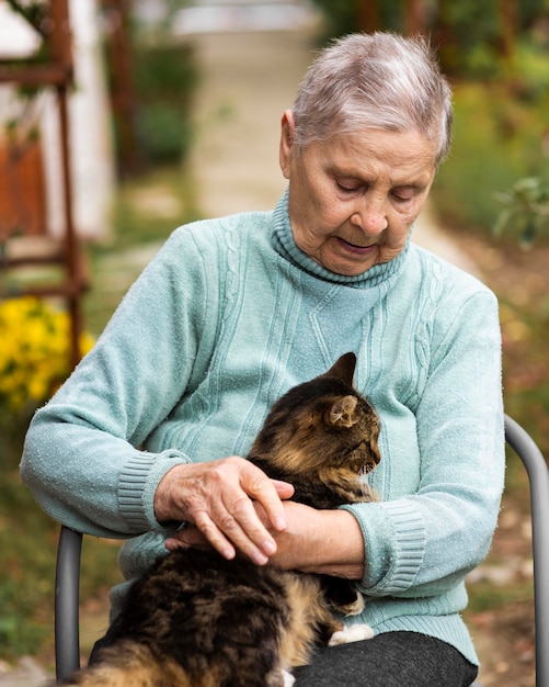 猫とナーシングホームの年配の女性