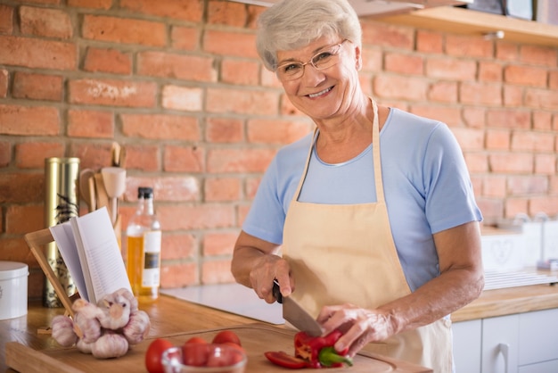 Senior donna che prepara un pasto