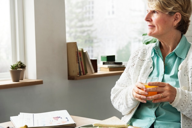 Foto gratuita la donna senior si rilassa il concetto della prima colazione di mattina