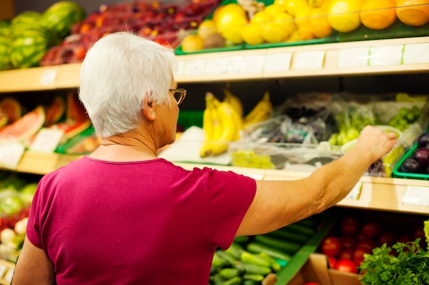 スーパーマーケットの年配の女性