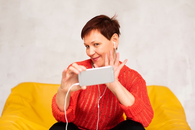 Free photo senior woman taking selfies